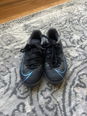 Nike Mercurial Indoor soccer (futsal) Sneakers with Light Blue accent